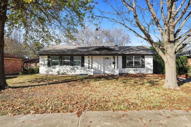 ranch-style home featuring a front lawn