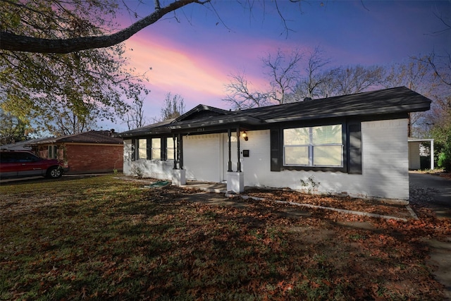 view of front of property featuring a lawn