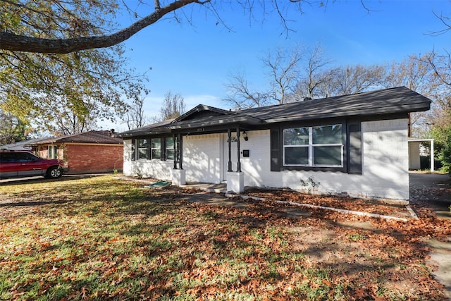 ranch-style home featuring a front lawn