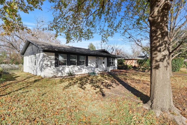 ranch-style house featuring a front lawn