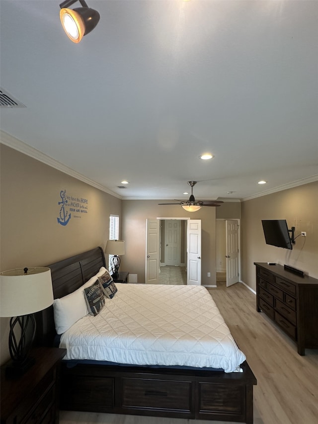 bedroom featuring light hardwood / wood-style floors, ceiling fan, and crown molding