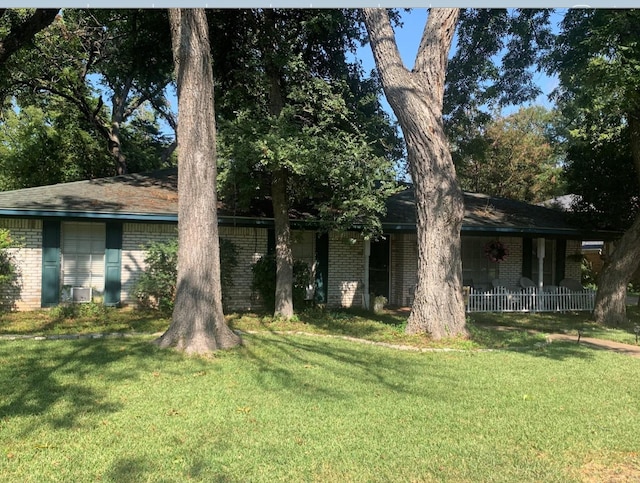 ranch-style home featuring a front lawn