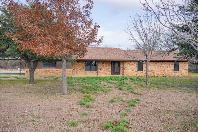 ranch-style house featuring a front lawn