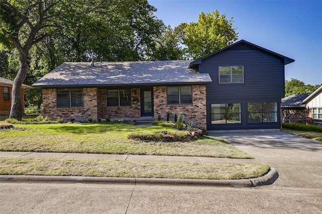 view of front of house featuring a front lawn