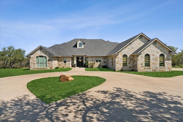 view of front of home featuring a front lawn