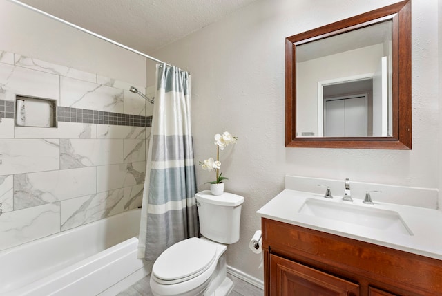 full bathroom with a textured ceiling, vanity, toilet, and shower / bath combo