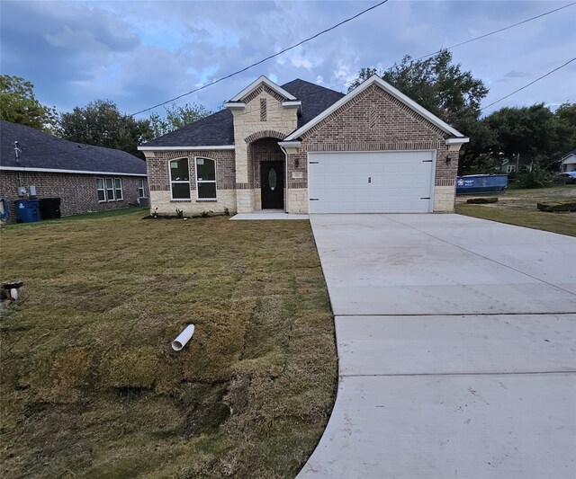 view of front of house with a front lawn and a garage