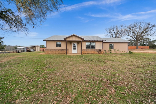 single story home with a front yard