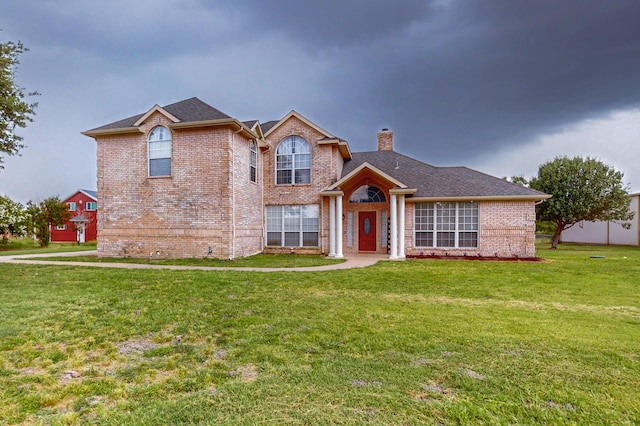 view of front of house featuring a front lawn