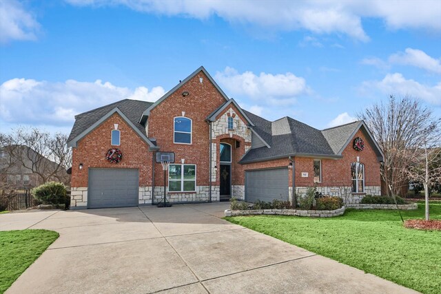 view of front of property featuring a front lawn