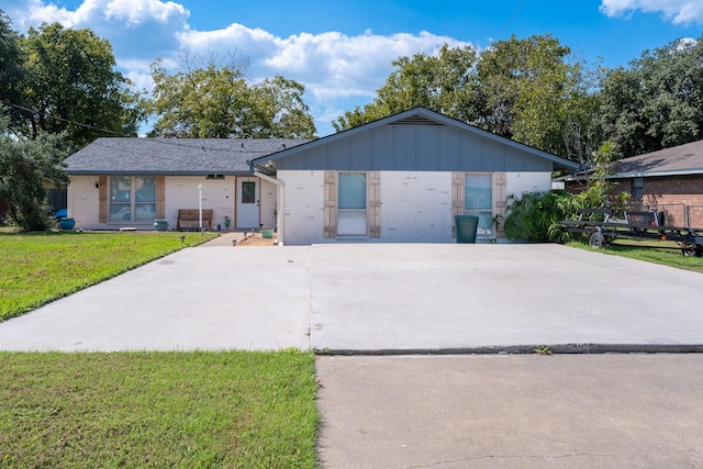 ranch-style home with a front lawn