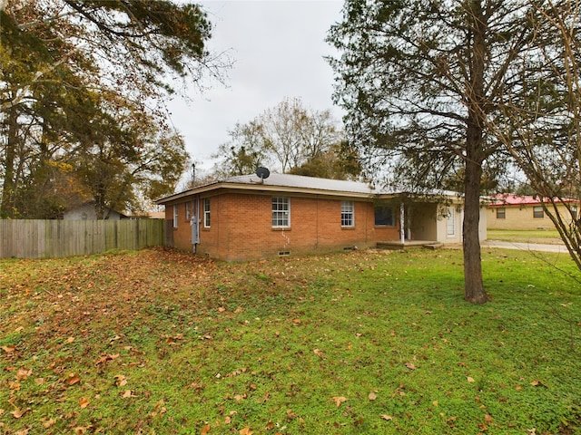 view of side of property featuring a lawn