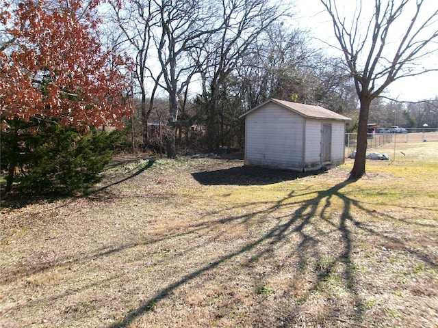 view of yard featuring a storage unit