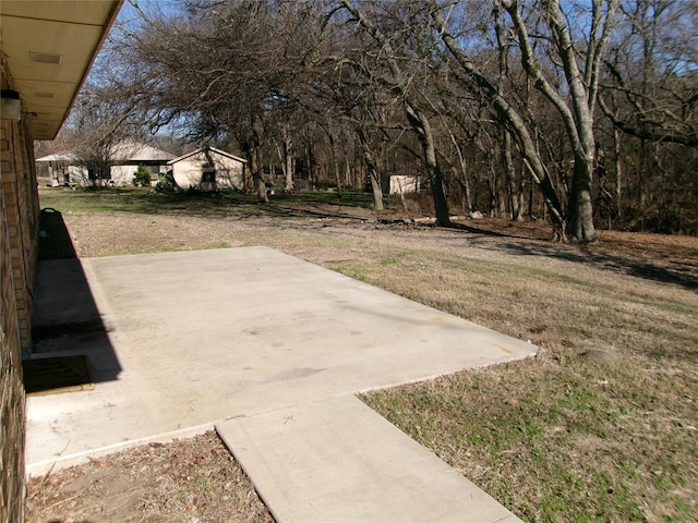 view of yard featuring a patio