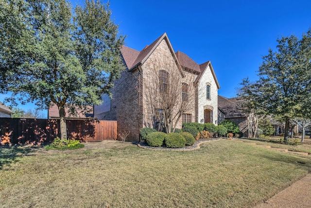 view of front facade featuring a front lawn