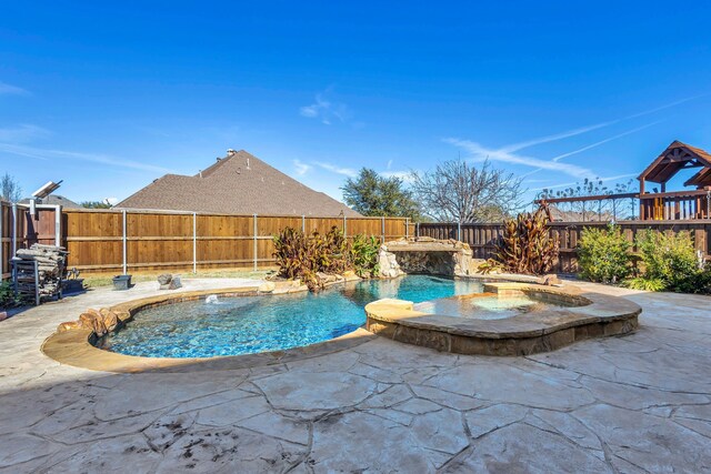 view of pool featuring an in ground hot tub, a patio, and a fire pit