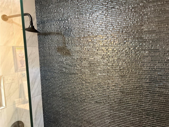 room details featuring a tile shower