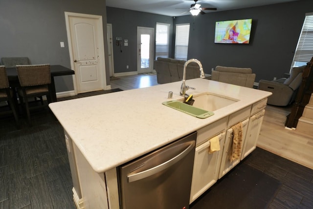 kitchen featuring dark wood-type flooring, sink, stainless steel dishwasher, an island with sink, and ceiling fan