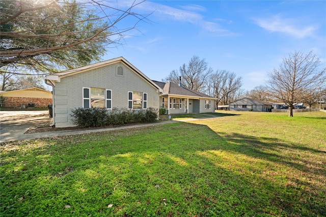 view of front of home featuring a front lawn