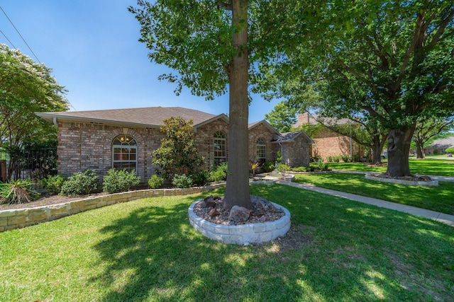 view of front of house featuring a front lawn