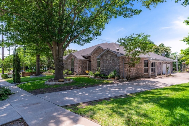 ranch-style home featuring a front yard