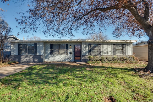 ranch-style home with a front lawn