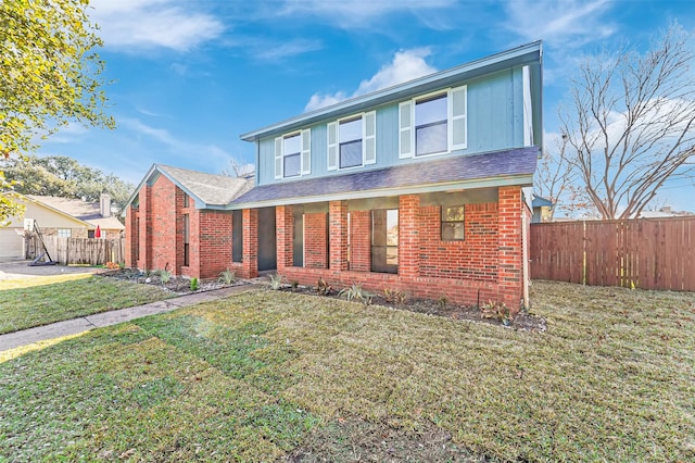 view of front of property featuring a front lawn