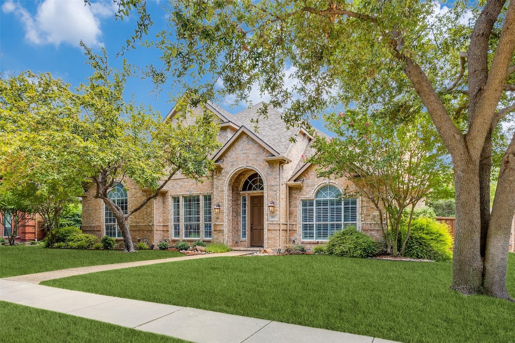 view of front facade with a front lawn