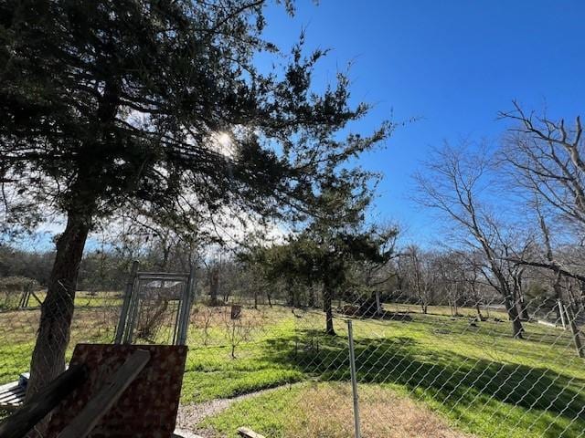 view of yard featuring a rural view