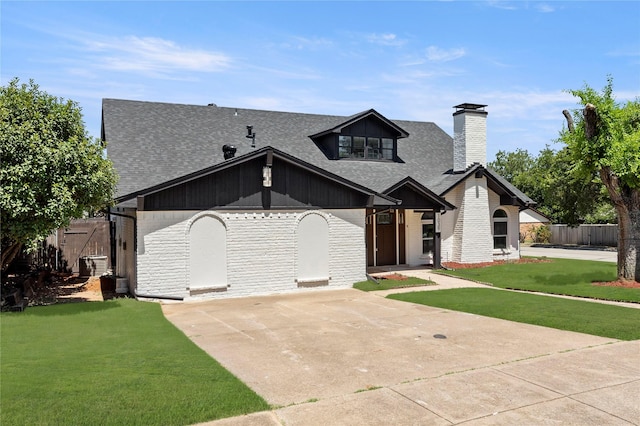 view of front of home featuring a front yard