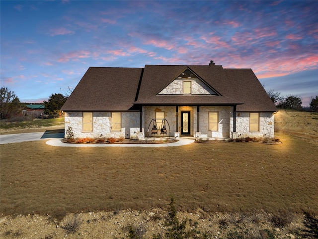 view of front of home featuring a lawn