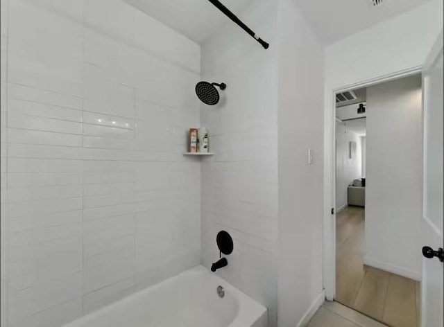 bathroom with tiled shower / bath combo