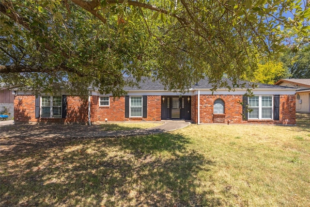 view of front facade featuring a front yard