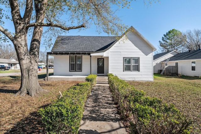 view of front facade featuring covered porch and a front yard