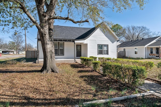 ranch-style home with a porch