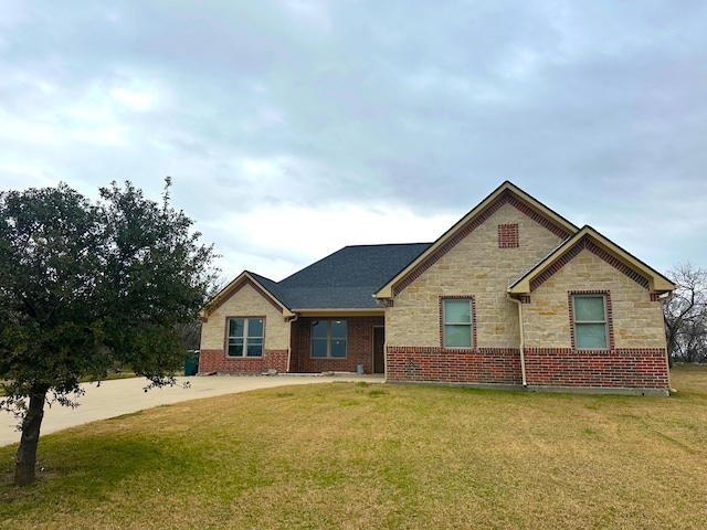 view of front of property featuring a front lawn