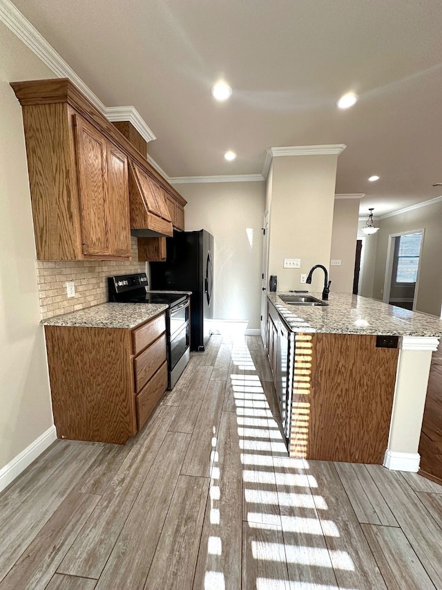 kitchen featuring stainless steel electric range oven, sink, tasteful backsplash, kitchen peninsula, and crown molding