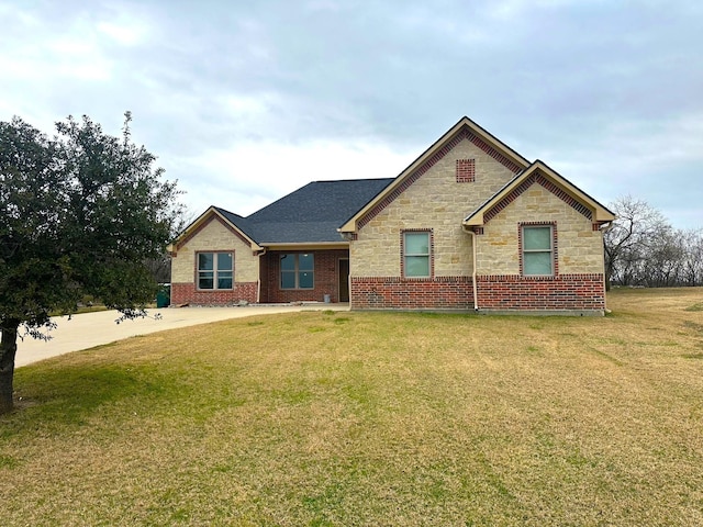 view of front facade with a front yard