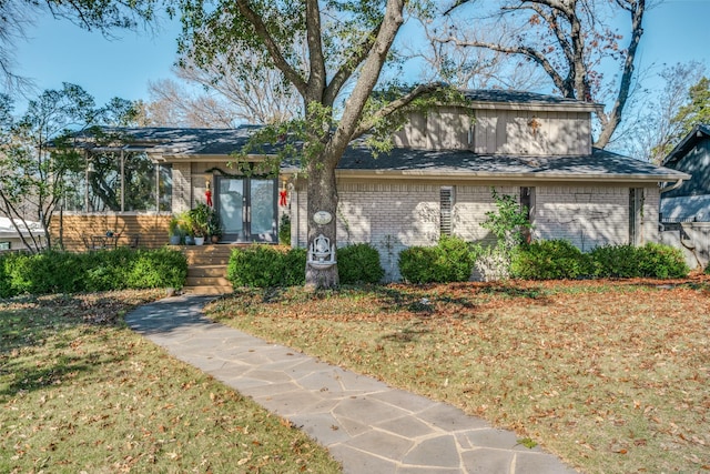 view of front of house with a front lawn