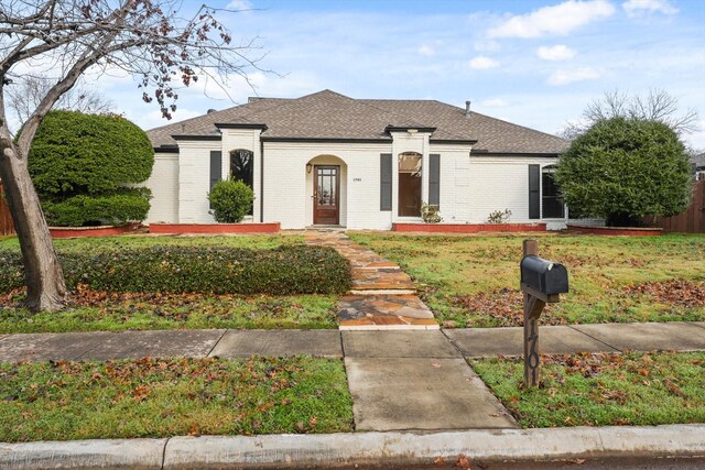 view of front of home featuring a front yard