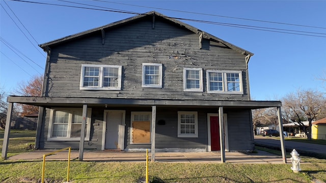 view of front of property featuring a front lawn and a porch