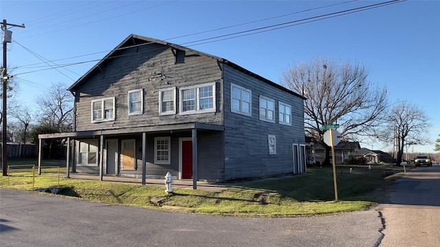 view of front of home with covered porch and a front yard