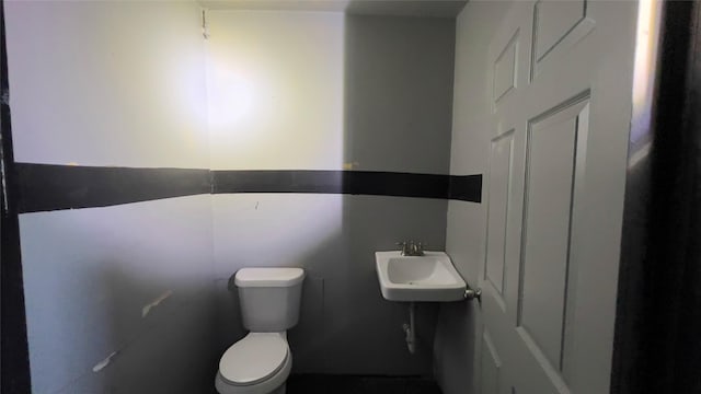 bathroom featuring toilet and sink