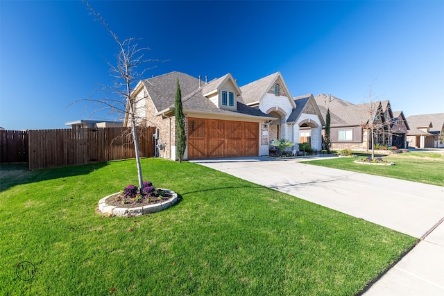 view of front of property featuring a front lawn