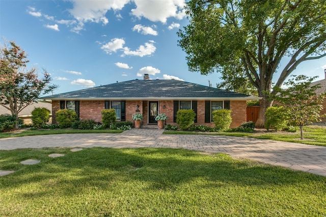 single story home featuring a front lawn