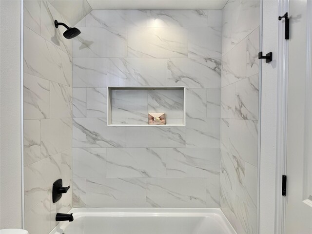 bathroom featuring tiled shower / bath combo