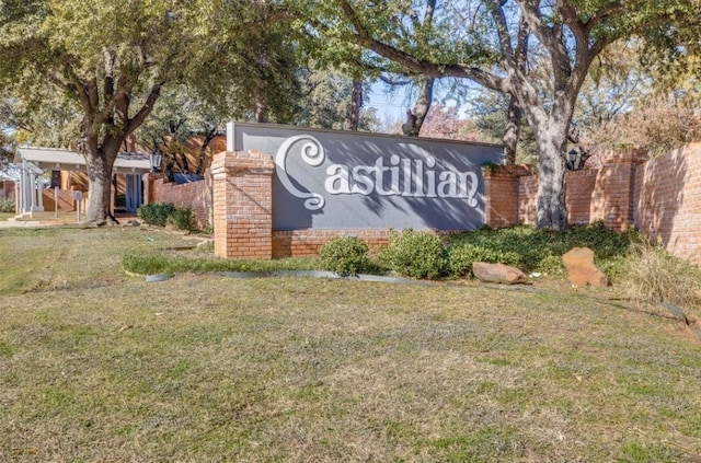 community / neighborhood sign featuring a lawn