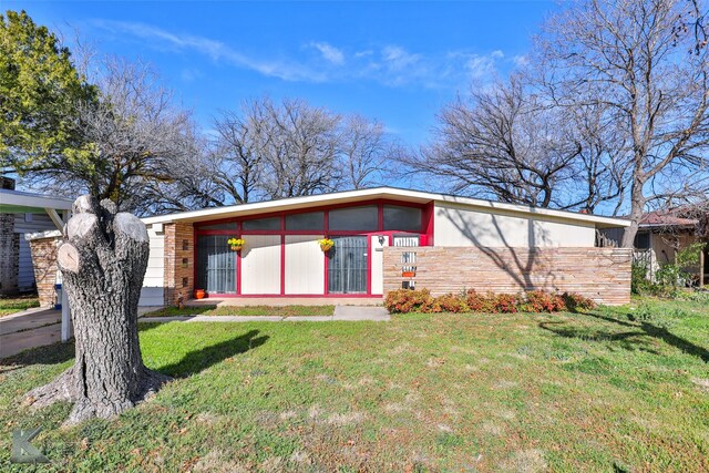 view of front of home featuring a front yard