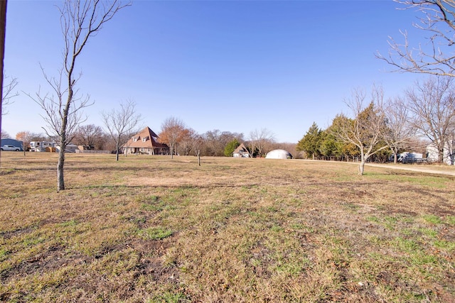 view of yard featuring a rural view