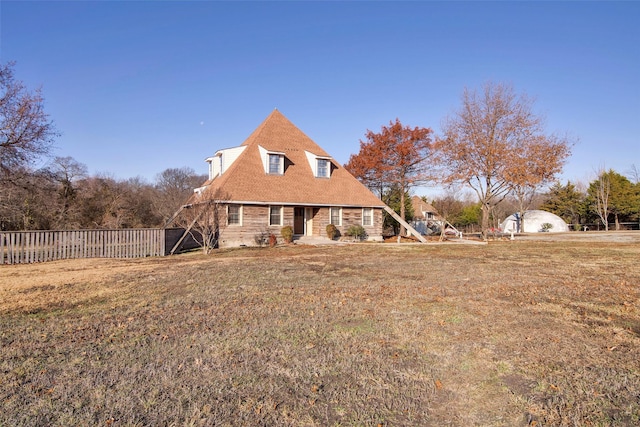 view of front facade with a front lawn